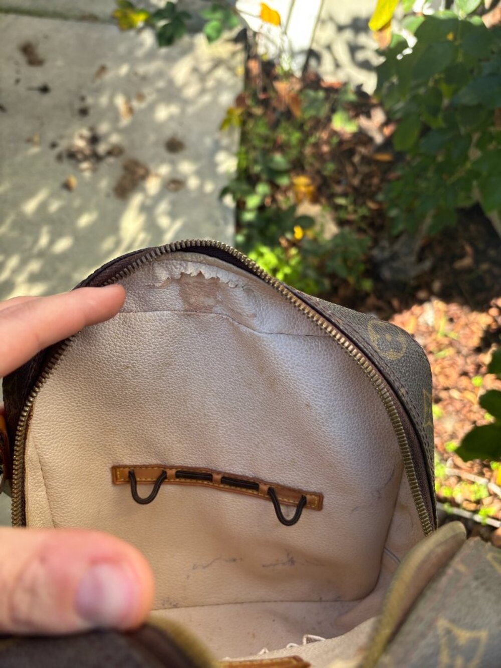 Authentic Louis Vuitton crossbody bag - Picture 9 of 13